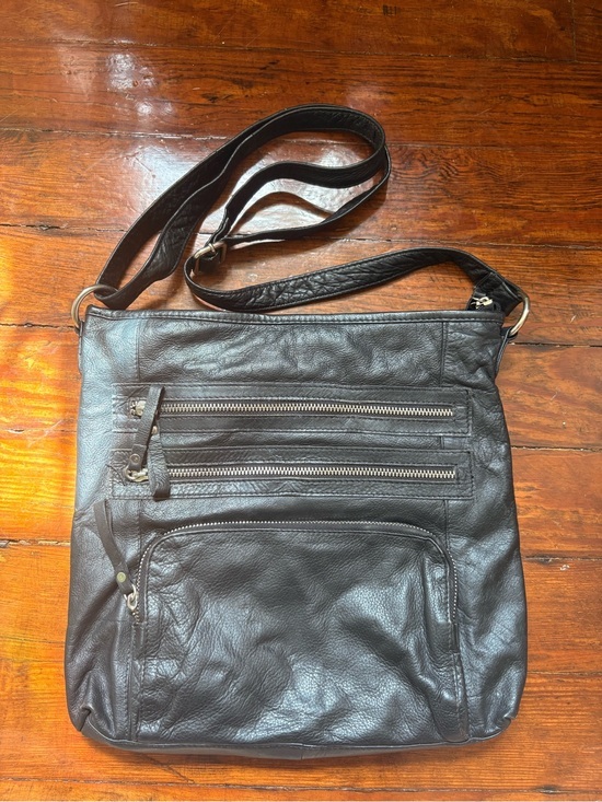 Great American Leatherworks Handbags - Black 100% Leather Messenger Bag with Multiple Zip Pockets